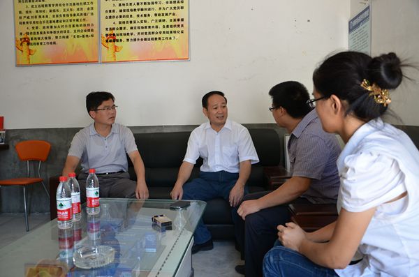 崔用慧局长在冷水镇秦风养殖厂与业主亲切交谈