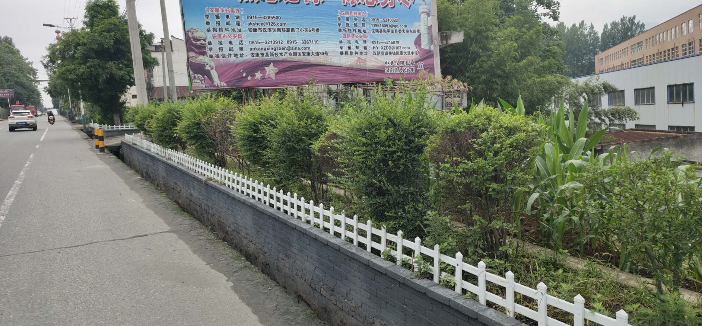 藉助農村人居環境整治項目實施,全縣在鄉村道路沿線栽植綠化數,建立